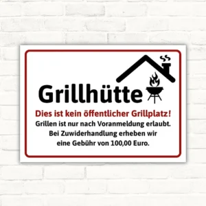 Hinweisschild Grillhütte mit Text: Dies ist kein öffentlicher Grillplatz, Grillen nur nach Voranmeldung erlaubt.