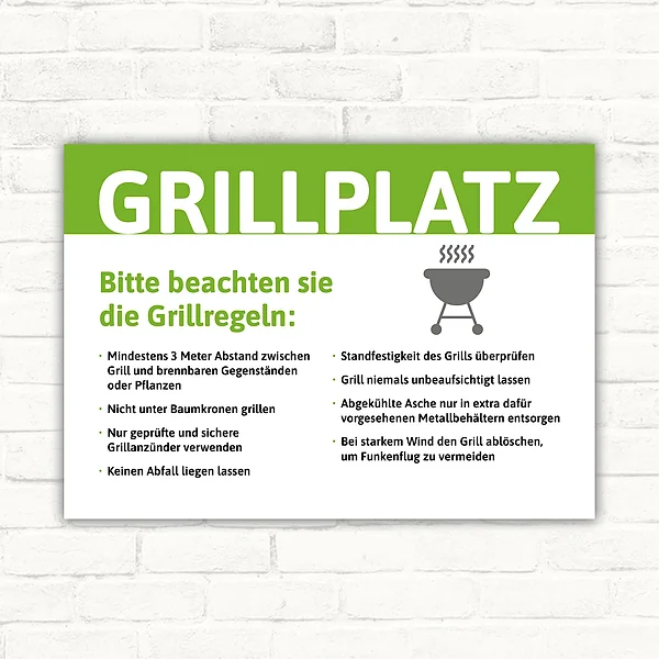 Hinweisschild für den Grillplatz mit der Überschrift Grillplatz und Grillregeln in Grün, Weiß, Grau und Schwarz.