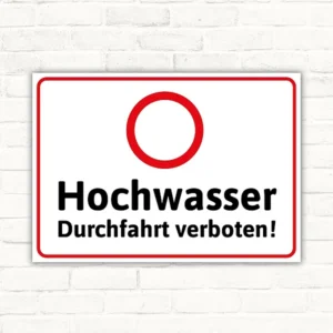 Hochwasser Schild mit der Aufschrift „Hochwasser Durchfahrt verboten!“ in Rot, Schwarz und Weiß im Querformat.