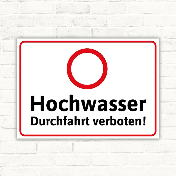 Hochwasser Schild mit der Aufschrift „Hochwasser Durchfahrt verboten!“ in Rot, Schwarz und Weiß im Querformat.