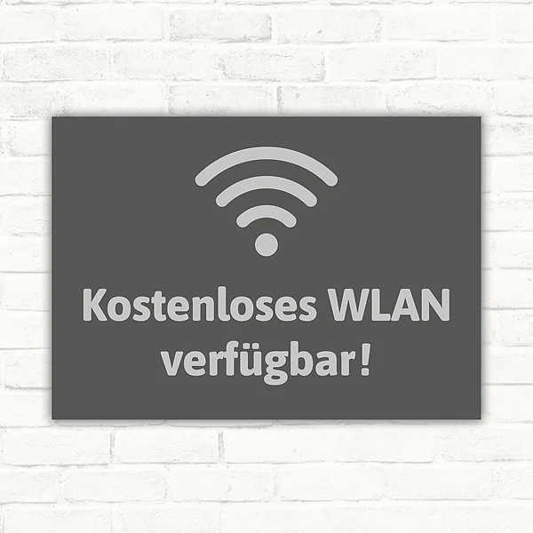 Graues Schild mit WLAN-Symbol und dem Text „Kostenloses WLAN verfügbar!“