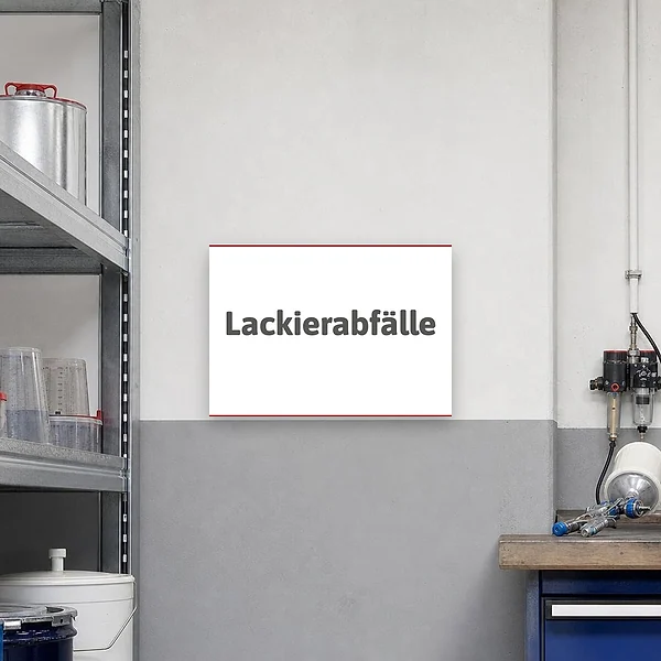 Ein querformatiges Hinweisschild für Lackierabfälle an einer Werkstattwand oder über einem Sammelbehälter, klar sichtbar und professionell montiert