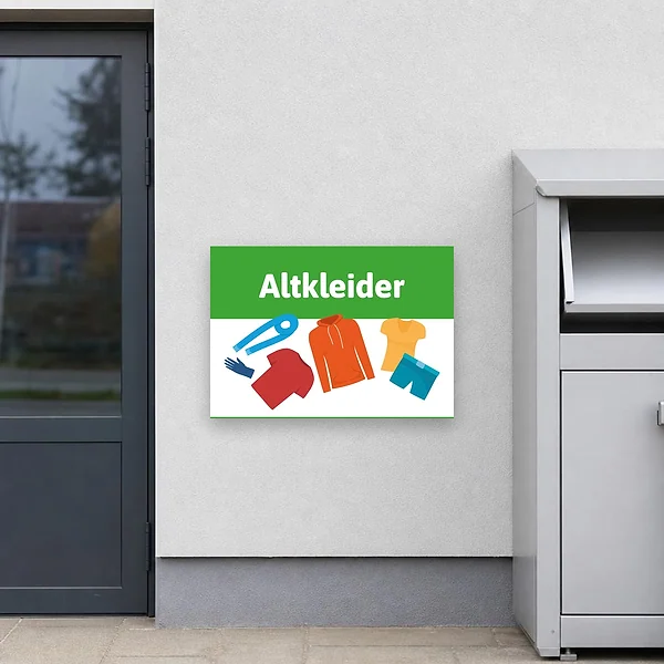 Altkleider-Schild an einer Sammelstelle für Textilien, gut sichtbar montiert im Außenbereich neben einem Container