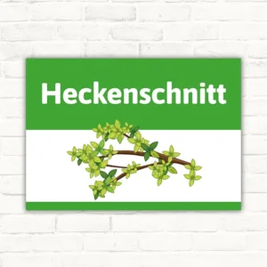 Schild mit der Aufschrift Heckenschnitt und einem Ast mit grünen Blättern