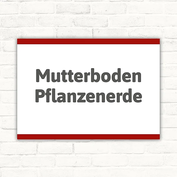 Schild mit dem Text „Mutterboden Pflanzenerde“ in dunkler Schrift auf weißem Hintergrund mit rotem Rand.
