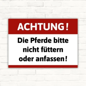 Schild mit dem Text „Achtung! Die Pferde bitte nicht füttern oder anfassen!“ in Rot, Weiß und Schwarz