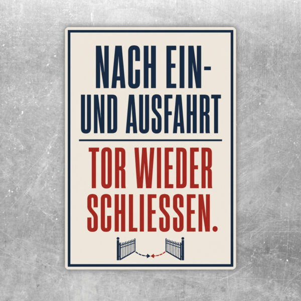 Aufkleber mit Retro-Motiv einer Grundstückseinfahrt und Text „Nach Ein- und Ausfahrt Tor wieder schließen“.