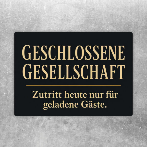 Geschlossene Gesellschaft Aufkleber im Querformat mit grün-goldenem Design und Hinweis für geladene Gäste.