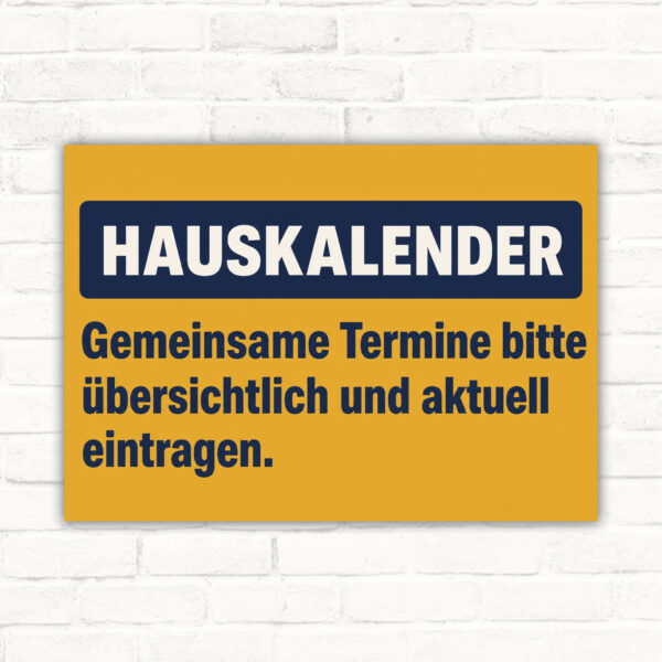 Hauskalender Schild mit Text „Gemeinsame Termine bitte übersichtlich und aktuell eintragen“ im Querformat.