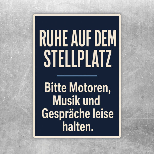 Aufkleber Ruhe auf dem Stellplatz mit Wohnmobil bei Nacht und Hinweis, Motoren, Musik und Gespräche leise zu halten.