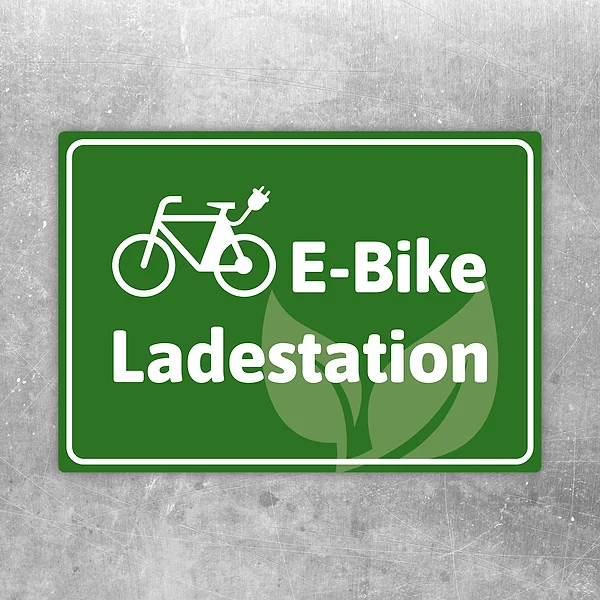 Grüner Aufkleber mit Fahrradsymbol und dem Text E-Bike Ladestation für den Ladebereich.