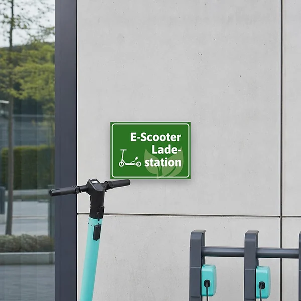 Schild E-Scooter-Ladestation grün an einem gekennzeichneten Ladeplatz