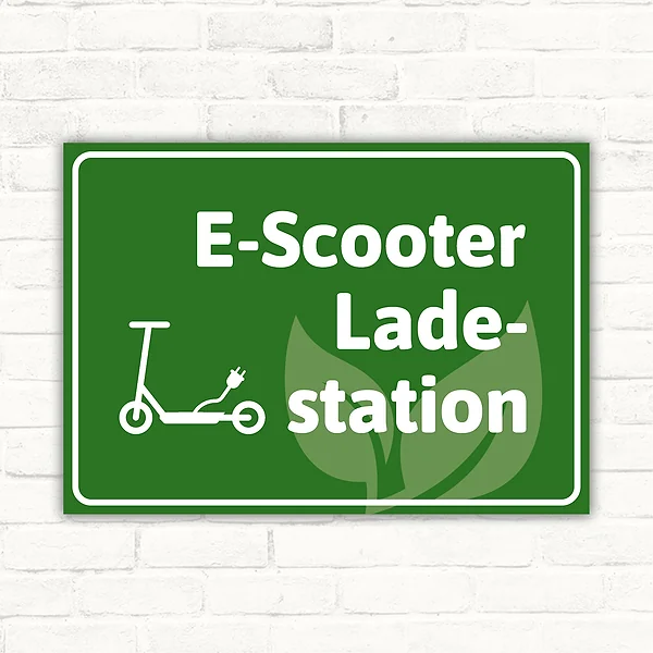 Grünes Schild zur Kennzeichnung einer E-Scooter-Ladestation