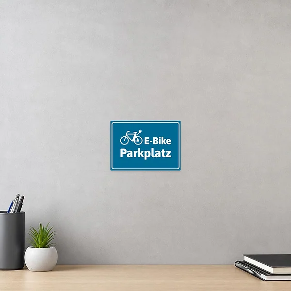 Blauer Aufkleber mit Fahrradsymbol und dem Text E-Bike Parkplatz zur Markierung eines E-Bike-Stellplatzes.