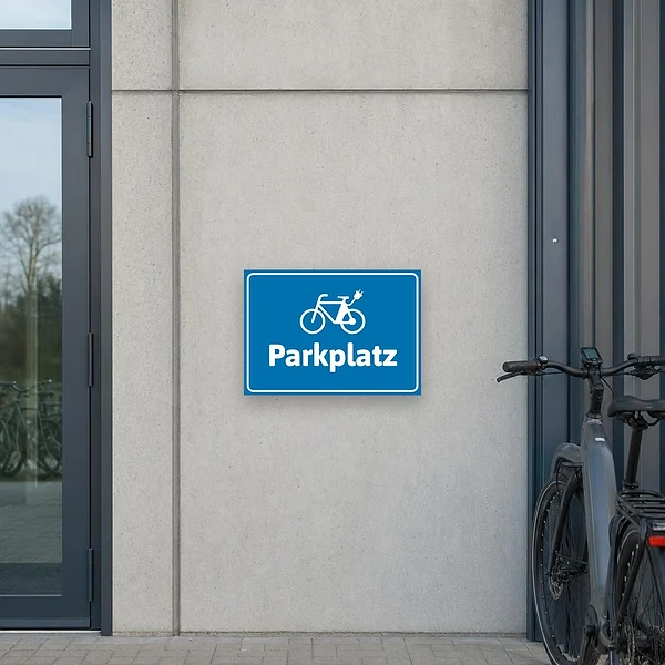 Blaue E-Bike-Parkplatz-Kennzeichnung als Schild mit Symbol und klarer Beschriftung.