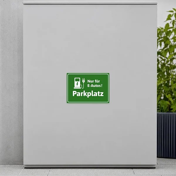 Grüner Aufkleber mit dem Hinweis Nur für E-Autos Parkplatz für reservierte Stellplätze.