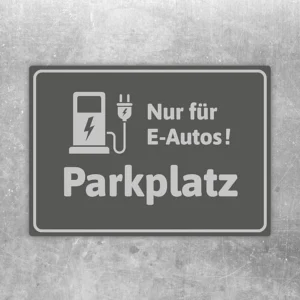 Grauer Aufkleber mit Ladesymbol und dem Hinweis „Nur für E-Autos! Parkplatz“.