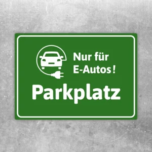 Grüner Aufkleber mit E-Auto-Symbol und dem Hinweis Nur für E-Autos Parkplatz.