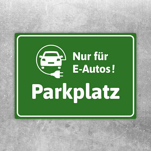Grüner Aufkleber mit E-Auto-Symbol und dem Hinweis Nur für E-Autos Parkplatz.