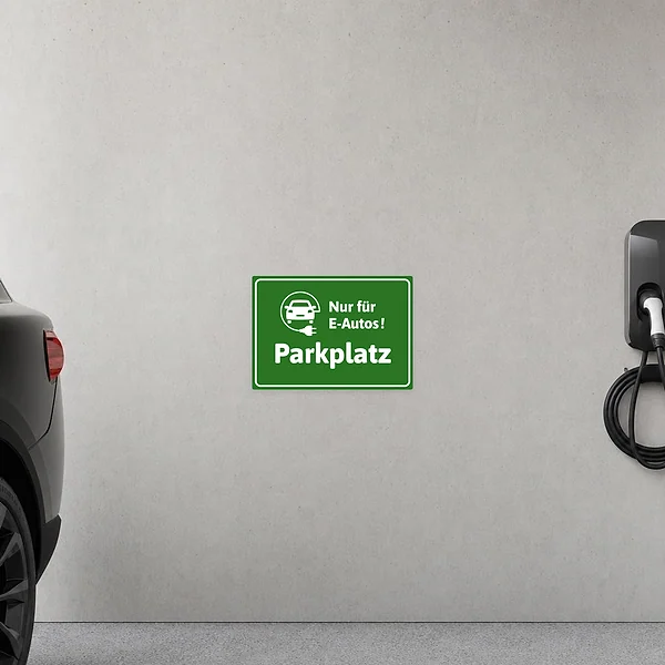 Aufkleber für den E-Autos-Parkplatz in Grün mit Auto- und Stecker-Motiv zur klaren Stellflächenkennzeichnung.