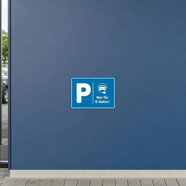 Blauer Parkplatzaufkleber mit großem P und dem Hinweis Nur für E-Autos.