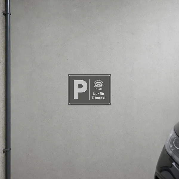 Grauer Aufkleber für einen E-Autos-Parkplatz mit P-Symbol und Hinweis auf reservierte Stellfläche.