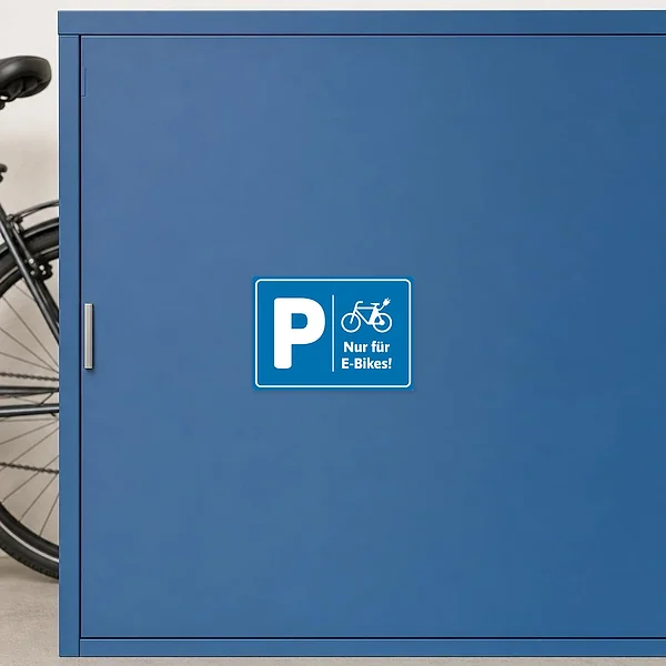 Aufkleber mit blauem Parkplatzmotiv und Hinweis nur für E-Bikes