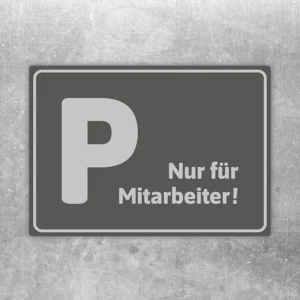 Grauer Aufkleber mit großem P und dem Hinweis „Nur für Mitarbeiter!“ für reservierte Parkplätze.