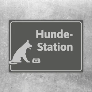 Grauer Aufkleber mit Hundesymbol, Napf und dem Text Hundestation für den Hundebereich.