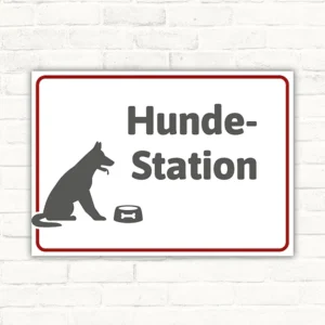 Schild Hundestation weiß mit Hundesymbol und Schale zur Kennzeichnung eines Hundebereichs.