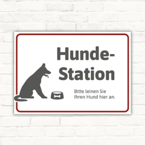 Schild mit Hundestation-Hinweis und Hundesymbol zum Anleinen des Hundes.