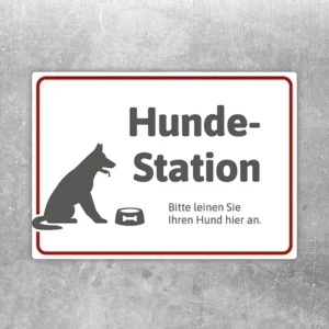 Aufkleber mit Hundestation-Hinweis und Hundesymbol zum Anleinen des Hundes.