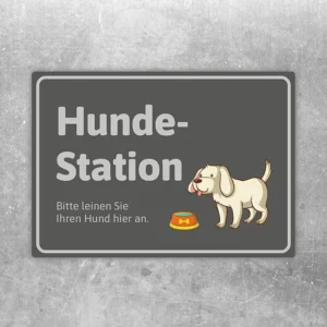Aufkleber Hundestation-Comic grau mit Hund, Futterschale und Hinweis für den Hundebereich.