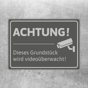 Aufkleber mit dem Hinweis, dass ein Grundstück videoüberwacht wird, mit Kamera-Symbol.