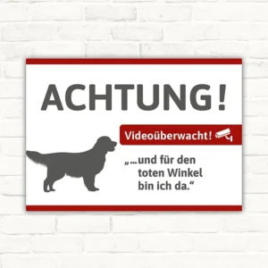 Schild mit Golden Retriever und Hinweis auf Videoüberwachung für Eingänge und Grundstücke.