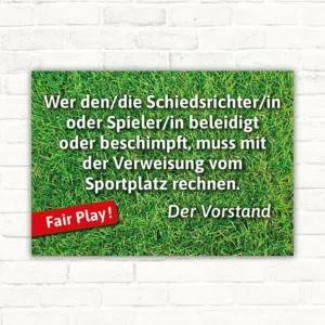 Schild mit der Botschaft Schiedsrichter gendern Rasen als Fair-Play-Hinweis im Sportumfeld.