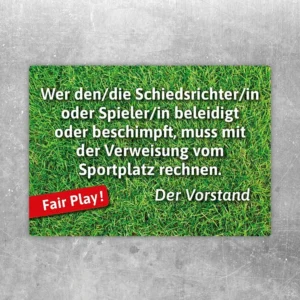 Aufkleber mit der Botschaft Schiedsrichter gendern Rasen als Fair-Play-Hinweis im Sportumfeld.