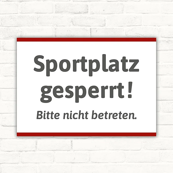 Schild mit dem Hinweis Sportplatz gesperrt und Bitte nicht betreten in weißem Motivdesign.