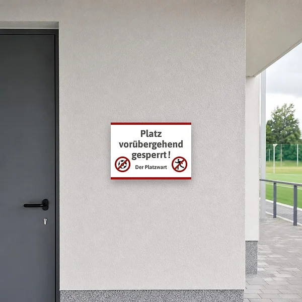 Weißer Schild mit Platzwart-Hinweis: Platz vorübergehend gesperrt für Sport- und Vereinsflächen.
