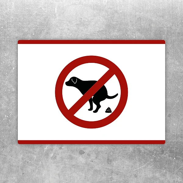 Aufkleber mit durchgestrichenem Hund und Hinweis auf kein Hundeklo für Außenbereiche.