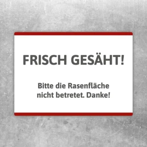 Aufkleber mit dem Hinweis: Frisch gesäht, Rasenfläche nicht betreten.