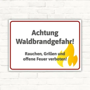 Schild mit dem Hinweis Waldbrandgefahr und Flammensymbol für Außenbereiche.