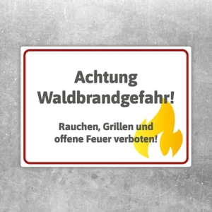 Aufkleber mit dem Hinweis Waldbrandgefahr und Flammensymbol für Außenbereiche.