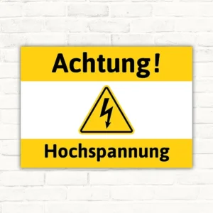 Schild mit Warnsymbol und Text Achtung Hochspannung für elektrische Gefahrenbereiche