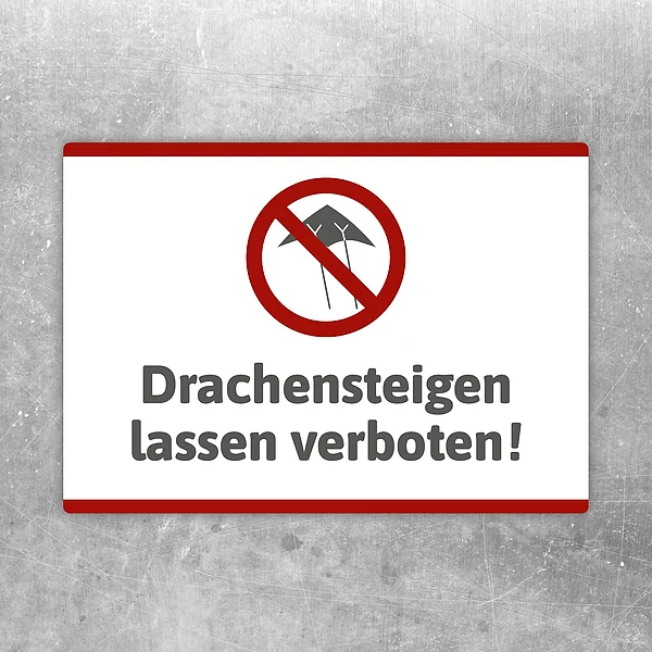 Aufkleber mit dem Hinweis „Drachensteigen lassen verboten“ für klar erkennbare Verbotsbereiche.