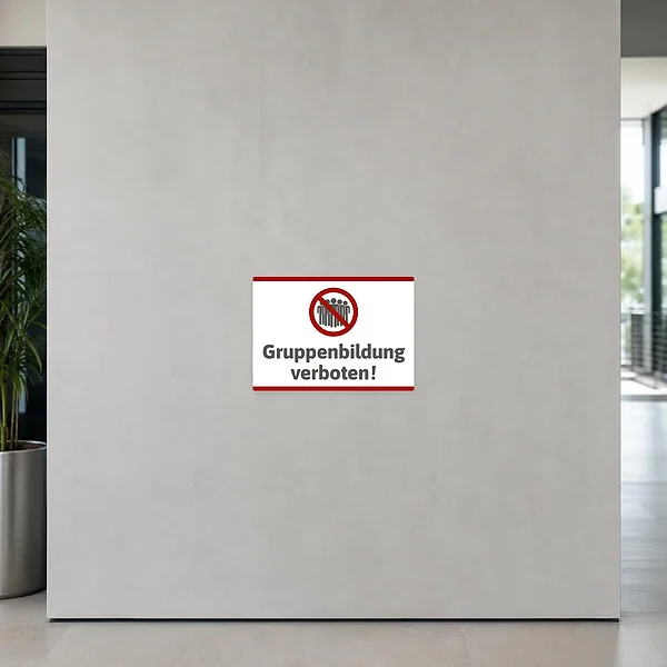 Querformatiger Aufkleber mit Verbotssymbol und Text Gruppenbildung verboten für geordnete Bereiche.