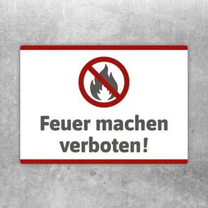 Aufkleber mit durchgestrichenem Feuersymbol und dem Hinweis Feuer machen verboten.