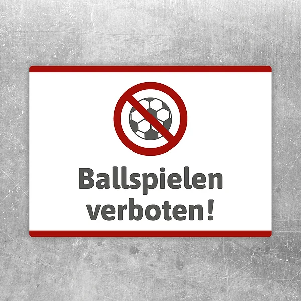 Aufkleber mit rotem Verbotssymbol und Ballmotiv, dazu der Hinweis Ballspielen verboten.