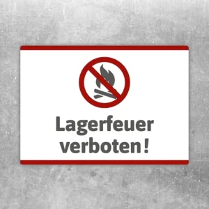 Aufkleber mit dem Motiv „Lagerfeuer verboten“ und durchgestrichenem Feuerzeichen.