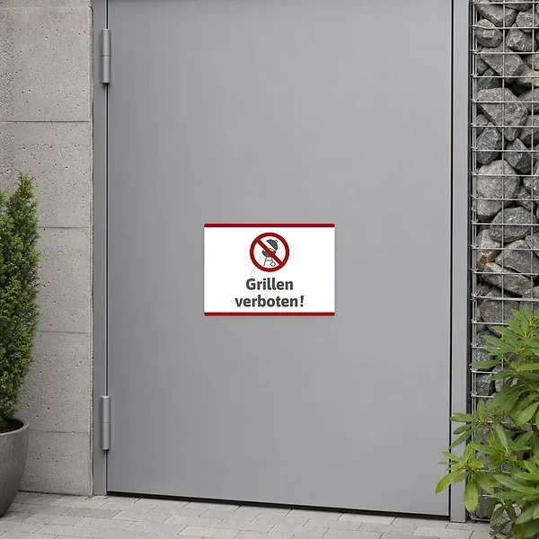 Rechteckiger Aufkleber mit Verbotssymbol und der Aufschrift Grillen verboten für Hof oder Terrasse.